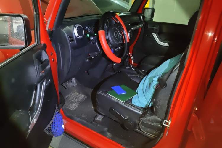 Used Jeep Wrangler 2015 3.0L Sahara Four-Door Comfort Edition Driver Seat