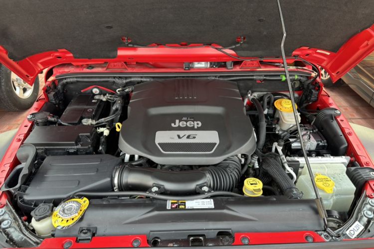 Used Jeep Wrangler 2015 3.6L Rubicon Two-Door Comfort Edition Engine Bay