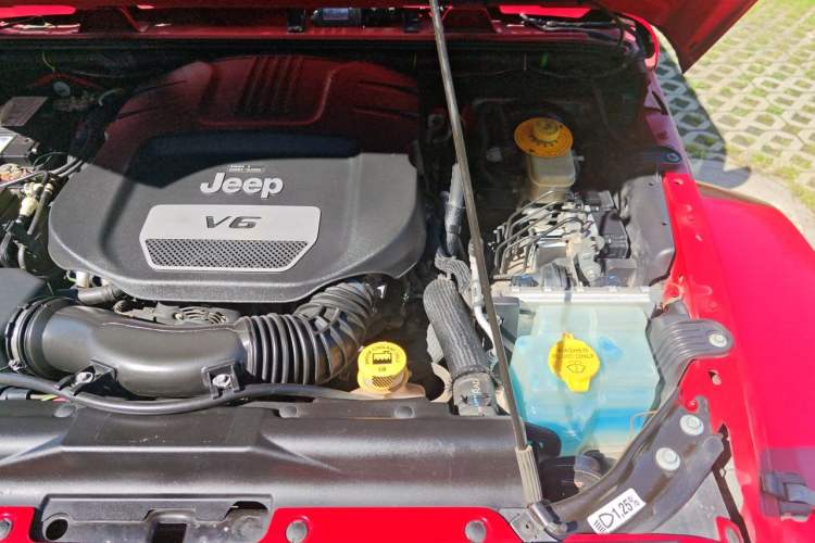 Used Jeep Wrangler 2015 3.0L Sahara Four-Door Comfort Edition Engine Bay Left