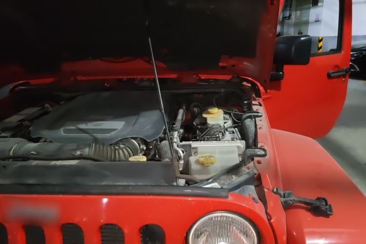 Used Jeep Wrangler 2015 3.0L Sahara Four-Door Comfort Edition Engine Bay Left