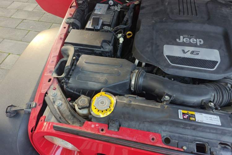 Used Jeep Wrangler 2015 3.6L Rubicon Two-Door Comfort Edition Engine Bay Right