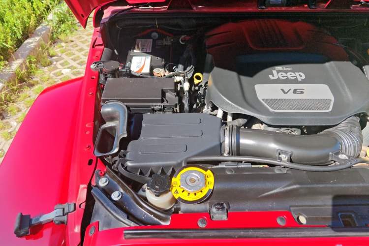 Used Jeep Wrangler 2015 3.0L Sahara Four-Door Comfort Edition Engine Bay Right