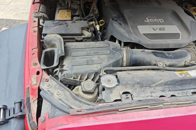 Used Jeep Wrangler 2015 3.0L Sahara Four-Door Comfort Edition Engine Bay Right