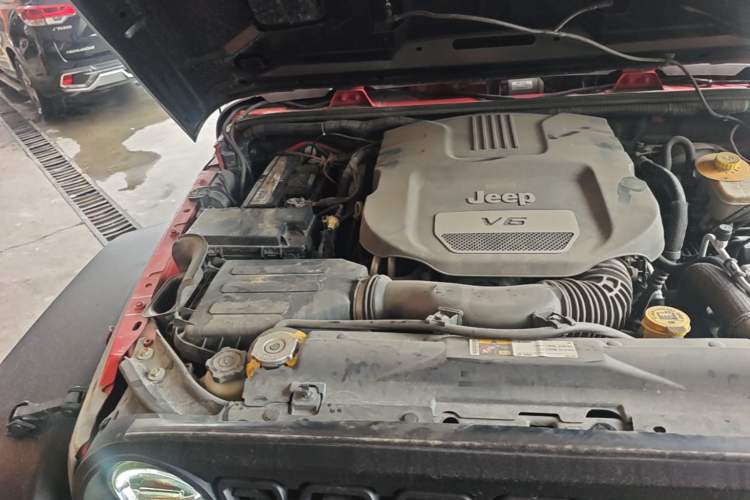 Used Jeep Wrangler 2015 3.6L Rubicon Four-Door Comfort Edition Engine Bay Right
