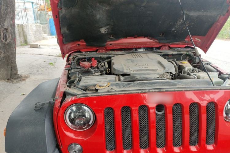 Used Jeep Wrangler 2015 3.6L Rubicon Four-Door Comfort Edition Engine Bay Right