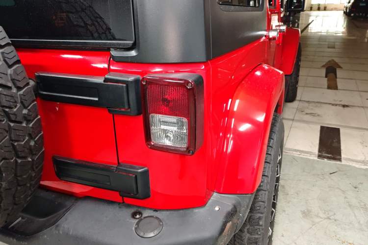 Used Jeep Wrangler 2015 2.8TD Sahara Four-Door Comfort Edition Exterior 3