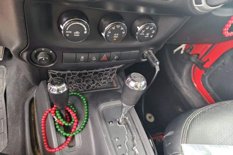 Used Jeep Wrangler 2015 2.8TD Sahara Four-Door Edition Gear Lever
