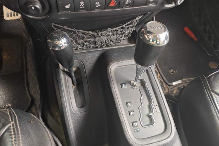 Used Jeep Wrangler 2015 3.6L Rubicon Four-Door Comfort Edition Gear Lever