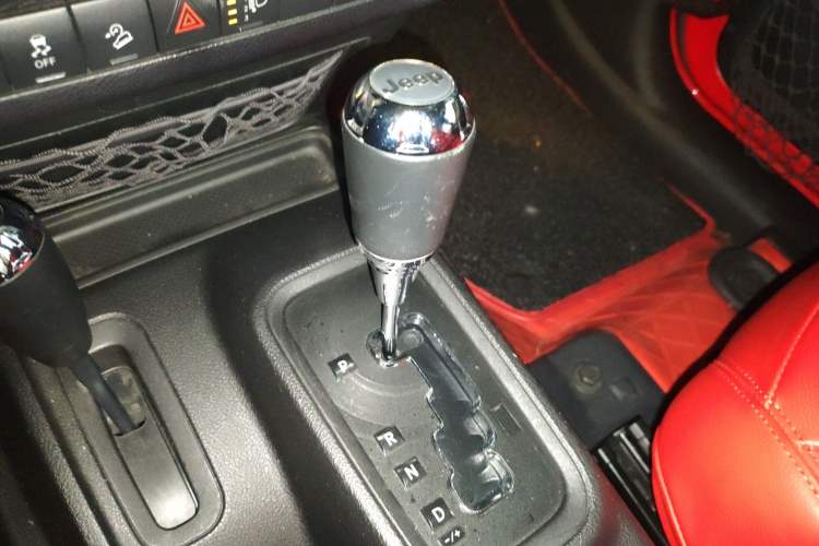 Used Jeep Wrangler 2015 2.8TD Sahara Four-Door Comfort Edition Gear Lever