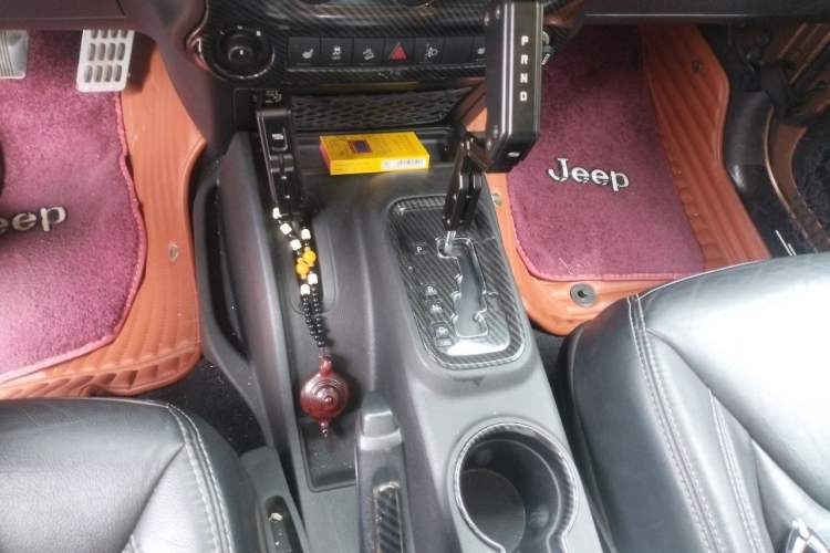 Used Jeep Wrangler 2015 3.6L Rubicon two-door model Gear Lever