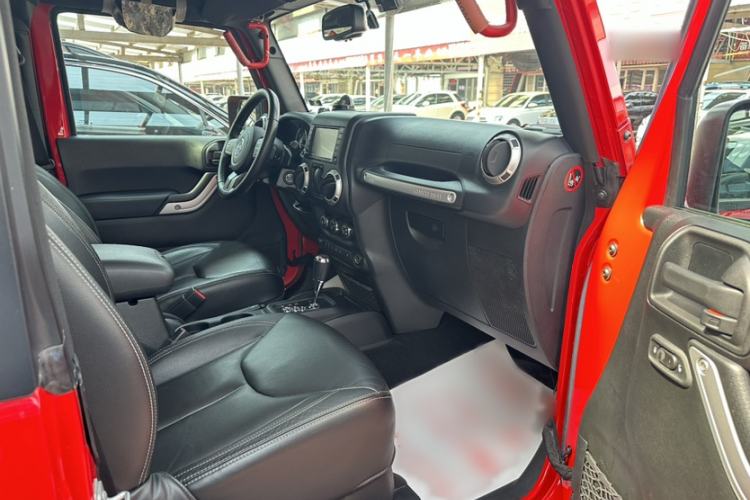 Used Jeep Wrangler 2015 3.6L Rubicon Two-Door Comfort Edition Interior 10