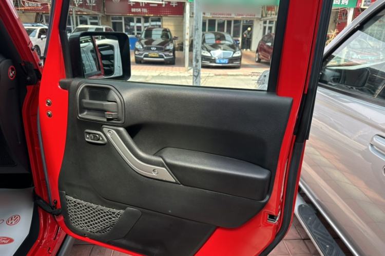 Used Jeep Wrangler 2015 3.6L Rubicon Two-Door Comfort Edition Interior 13
