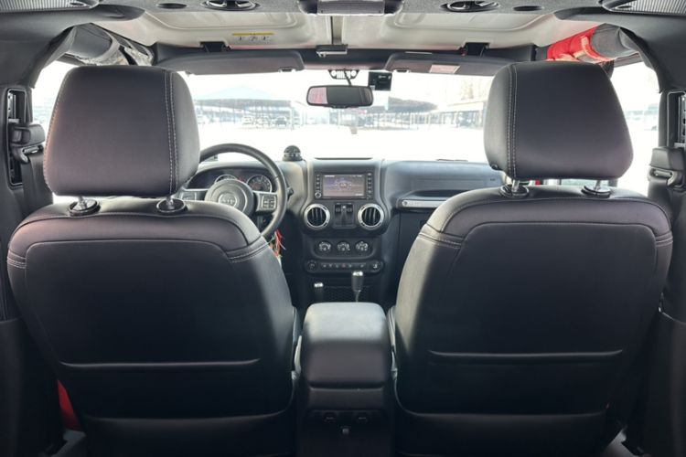 Used Jeep Wrangler 2015 3.6L Rubicon Two-Door Comfort Edition Interior 2