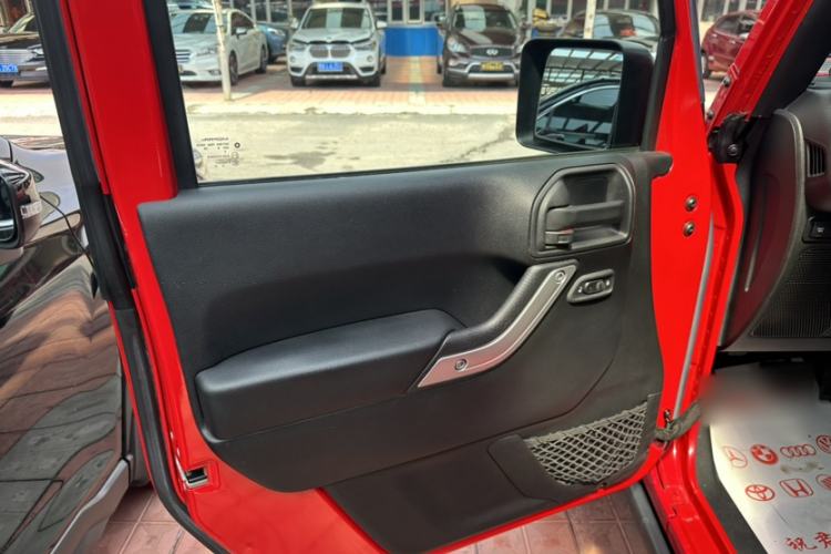 Used Jeep Wrangler 2015 3.6L Rubicon Two-Door Comfort Edition Interior 7
