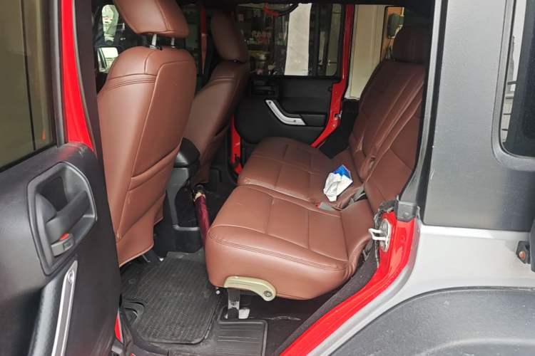 Used Jeep Wrangler 2015 3.6L Rubicon Four-Door Comfort Edition Left Rear Seat