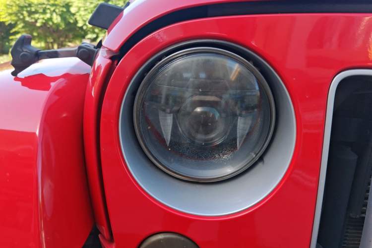 Used Jeep Wrangler 2015 3.0L Sahara Four-Door Comfort Edition Right Front Headlight