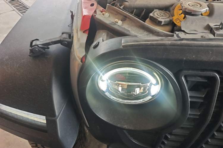 Used Jeep Wrangler 2015 3.6L Rubicon Four-Door Comfort Edition Right Front Headlight