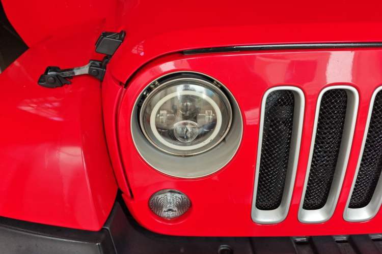 Used Jeep Wrangler 2015 3.0L Sahara Four-Door Comfort Edition Right Front Headlight
