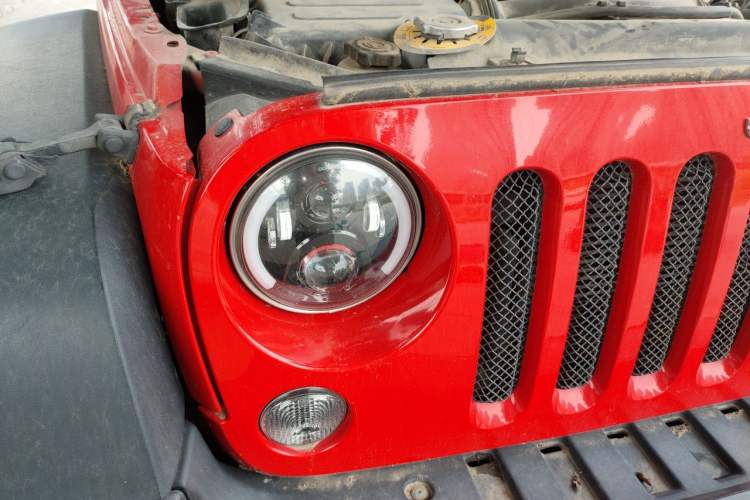 Used Jeep Wrangler 2015 3.6L Rubicon Four-Door Comfort Edition Right Front Headlight