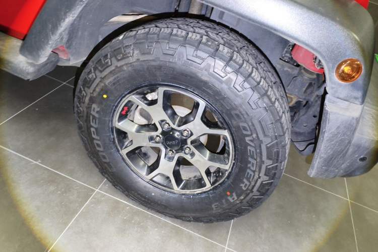 Used Jeep Wrangler 2015 3.6L Rubicon Two-Door Comfort Edition Right Front Wheel Hub