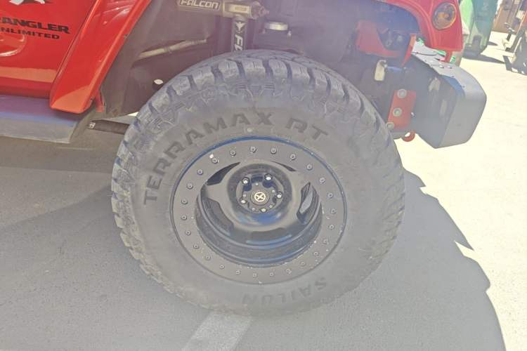 Used Jeep Wrangler 2015 3.0L Sahara Four-Door Comfort Edition Right Front Wheel Hub