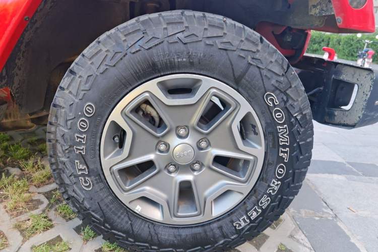 Used Jeep Wrangler 2015 3.0L Sahara Four-Door Comfort Edition Right Front Wheel Hub