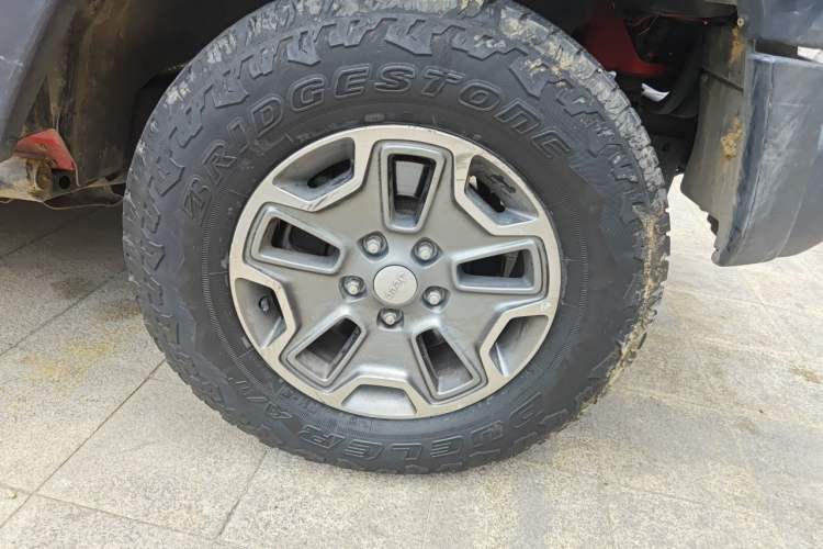 Used Jeep Wrangler 2015 3.0L Sahara Four-Door Comfort Edition Right Front Wheel Hub