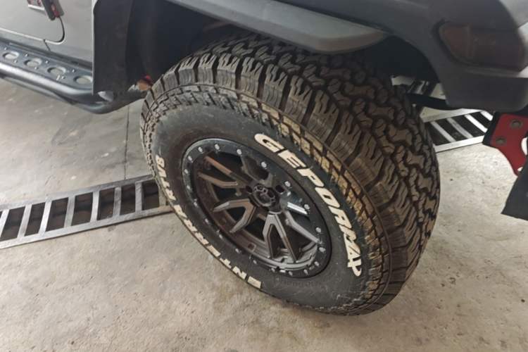Used Jeep Wrangler 2015 3.6L Rubicon Four-Door Comfort Edition Right Front Wheel Hub