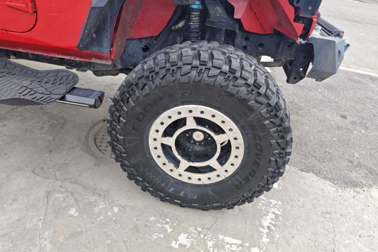 Used Jeep Wrangler 2015 2.8TD Sahara Four-Door Edition Right Front Wheel Hub