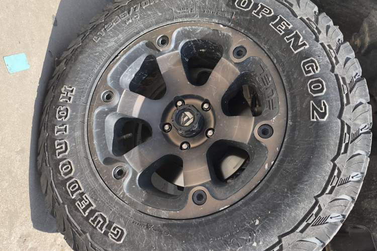 Used Jeep Wrangler 2015 3.0L Sahara Four-Door Edition Right Front Wheel Hub