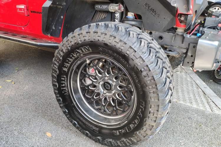Used Jeep Wrangler 2015 3.6L Rubicon Two-Door Comfort Edition Right Front Wheel Hub