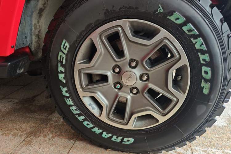 Used Jeep Wrangler 2015 3.0L Sahara Four-Door Comfort Edition Right Front Wheel Hub
