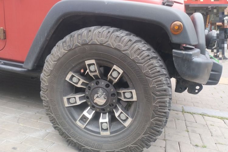 Used Jeep Wrangler 2015 3.6L Rubicon two-door model Right Front Wheel Hub