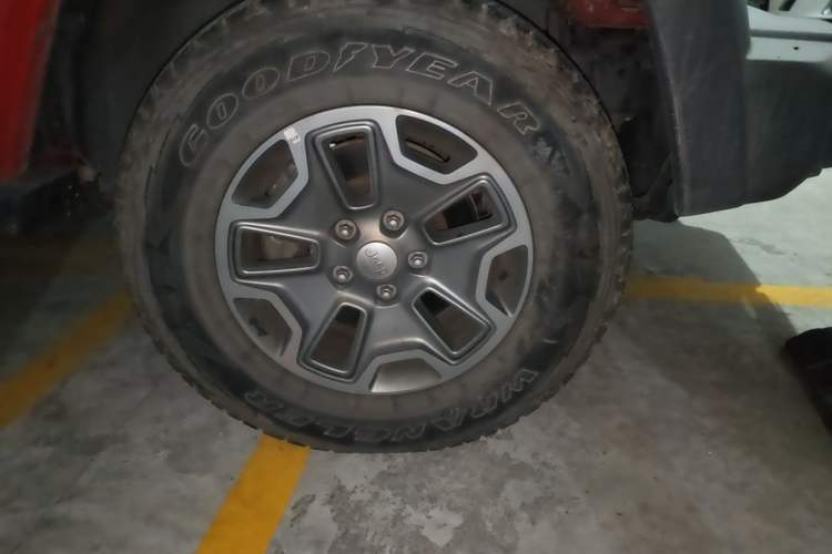 Used Jeep Wrangler 2015 3.0L Sahara Four-Door Comfort Edition Right Front Wheel Hub