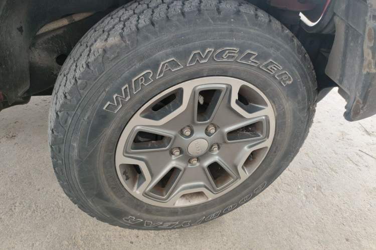 Used Jeep Wrangler 2015 3.6L Rubicon Four-Door Comfort Edition Right Front Wheel Hub