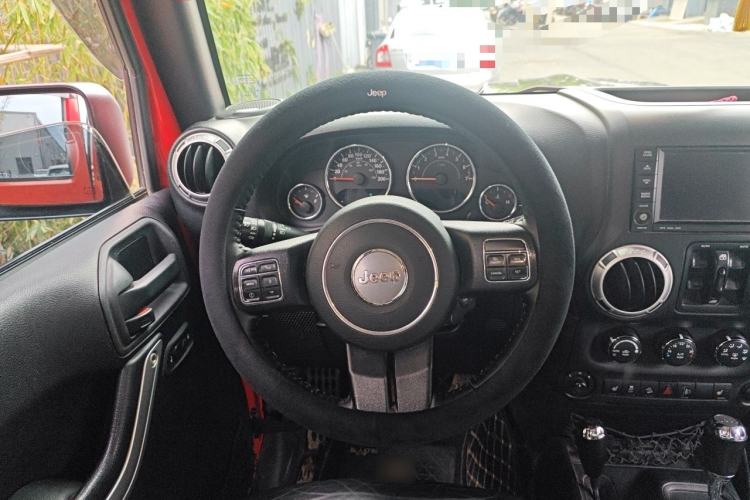 Used Jeep Wrangler 2015 3.6L Rubicon Four-Door Comfort Edition Steering Wheel