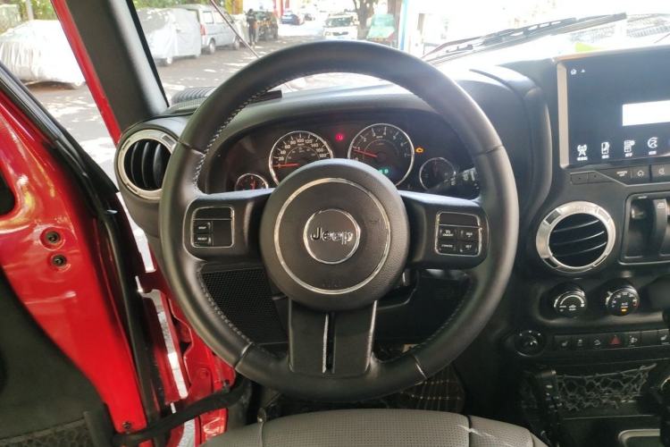 Used Jeep Wrangler 2015 3.6L Rubicon Two-Door Comfort Edition Steering Wheel