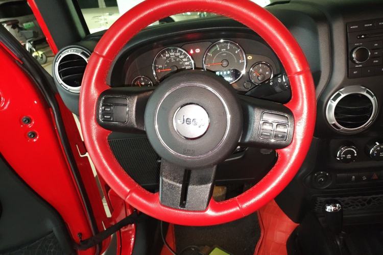 Used Jeep Wrangler 2015 2.8TD Sahara Four-Door Comfort Edition Steering Wheel