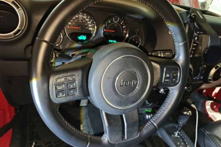 Used Jeep Wrangler 2015 3.0L Sahara Four-Door Comfort Edition Steering Wheel