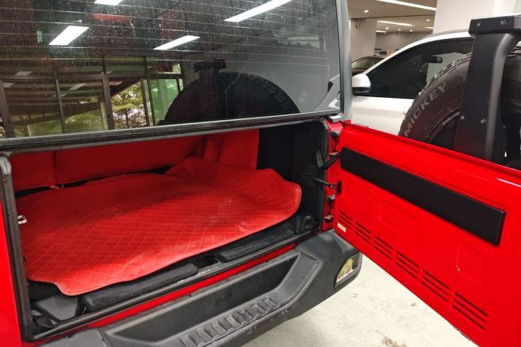 Used Jeep Wrangler 2015 2.8TD Sahara Four-Door Comfort Edition Trunk
