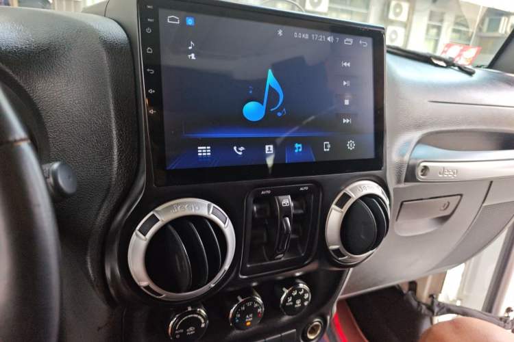 Used Jeep Wrangler 2015 2.8TD Sahara Four-Door Edition Audio And AC Panel