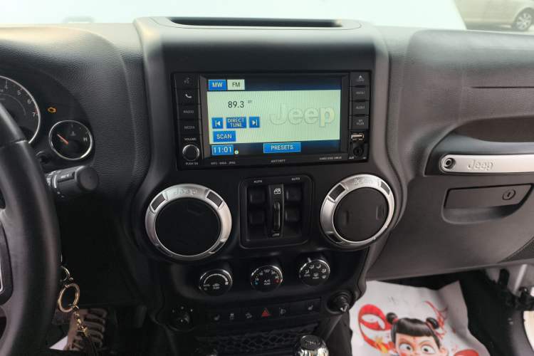 Used Jeep Wrangler 2015 3.0L Sahara Four-Door Edition Audio And AC Panel