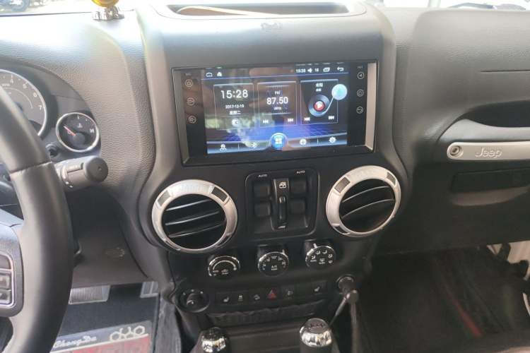 Used Jeep Wrangler 2015 3.0L Sahara Four-Door Edition Audio And AC Panel