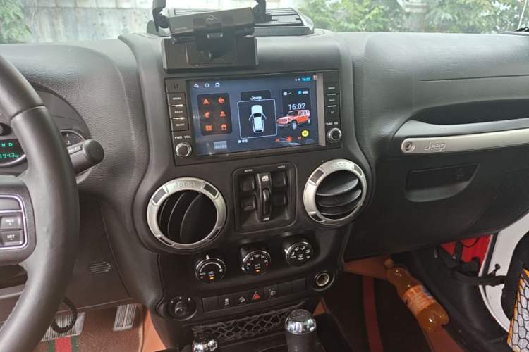 Used Jeep Wrangler 2015 2.8TD Sahara Four-Door Comfort Edition Audio And AC Panel