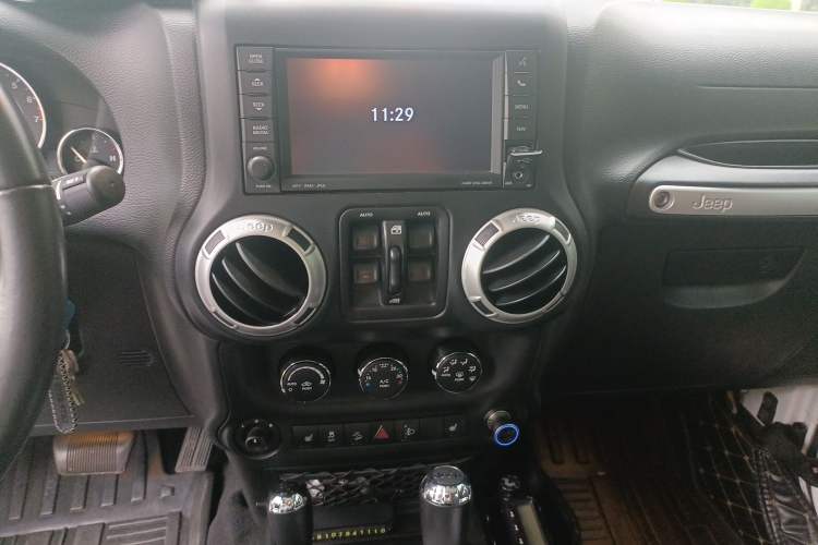 Used Jeep Wrangler 2015 3.6L Rubicon Four-Door Comfort Edition Audio And AC Panel