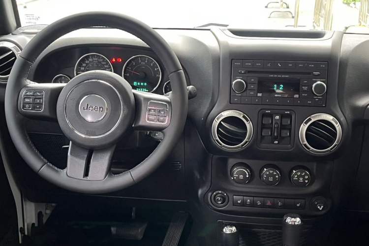 Used Jeep Wrangler 2015 3.0L Sahara Four-Door Comfort Edition Audio And AC Panel