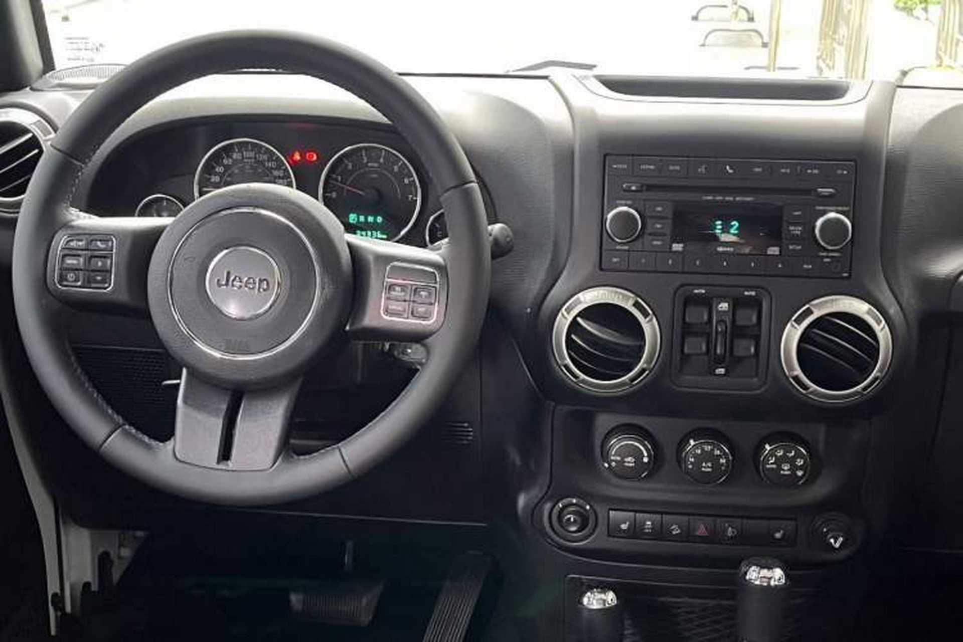 Used Jeep Wrangler 2015 3.0L Sahara Four-Door Comfort Edition Audio And AC Panel