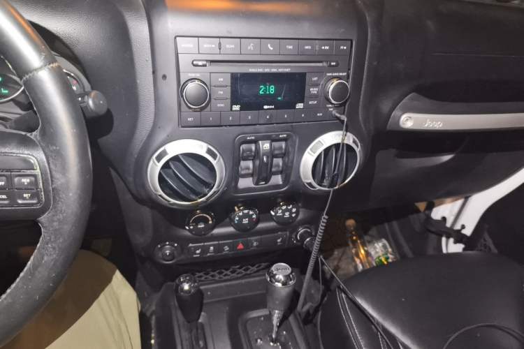 Used Jeep Wrangler 2015 2.8TD Sahara Four-Door Comfort Edition Audio And AC Panel