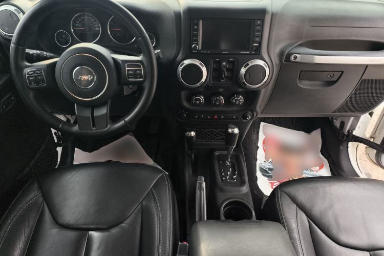 Used Jeep Wrangler 2015 3.0L Sahara Four-Door Edition Center Console