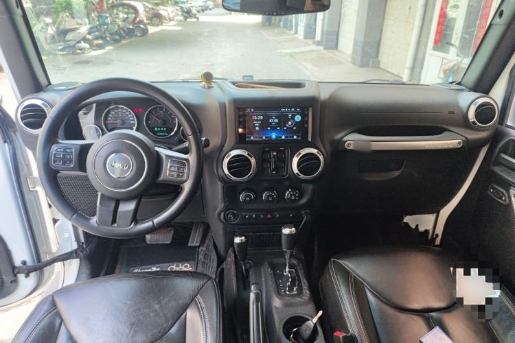 Used Jeep Wrangler 2015 3.0L Sahara Four-Door Edition Center Console